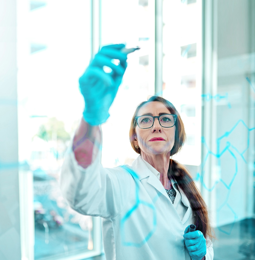 Das Bild zeigt eine Frau in einem Labor.