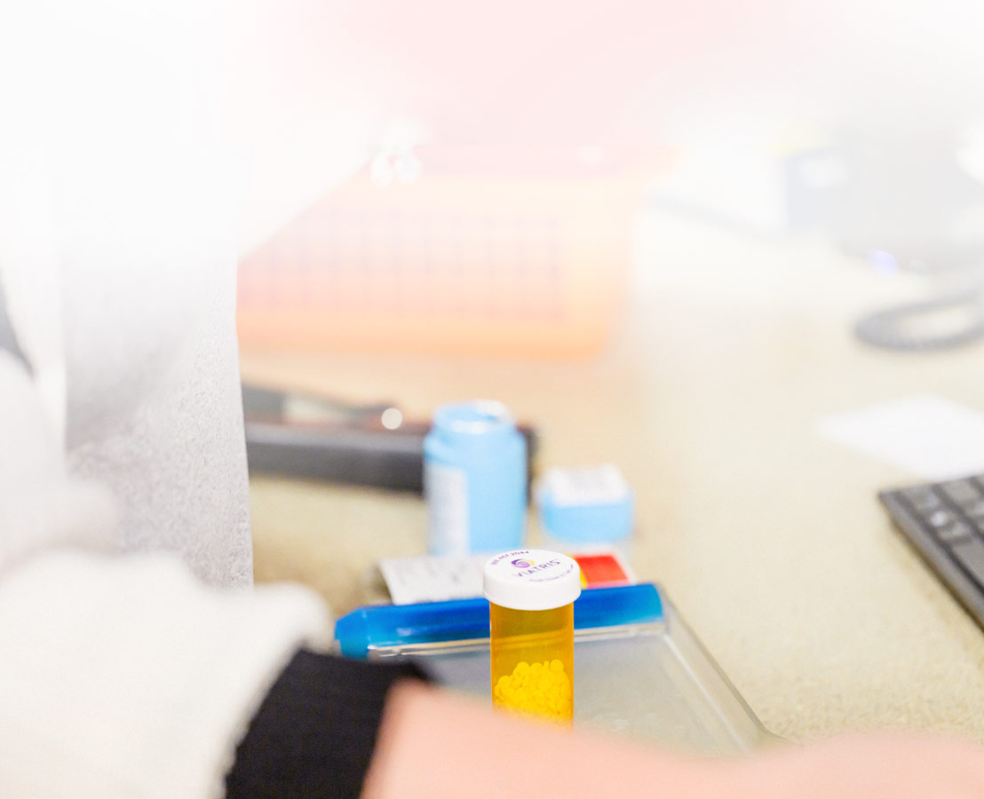 Das Bild zeigt einen Arbeitsplatz in einem Labor