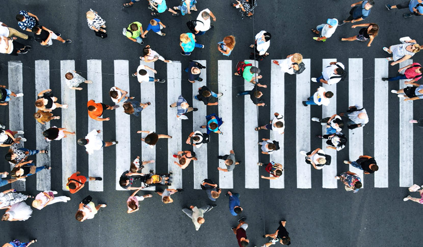 Das Bild zeigt einen Fußgängerübergang mit vielen Menschen aus der Vogelperspektive