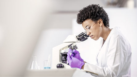 Das Bild zeigt eine Forscherin