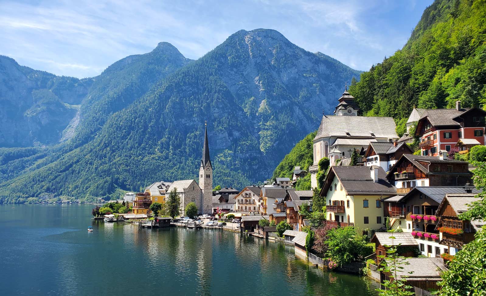 Das Bild zeigt eine Berglandschaft mit See