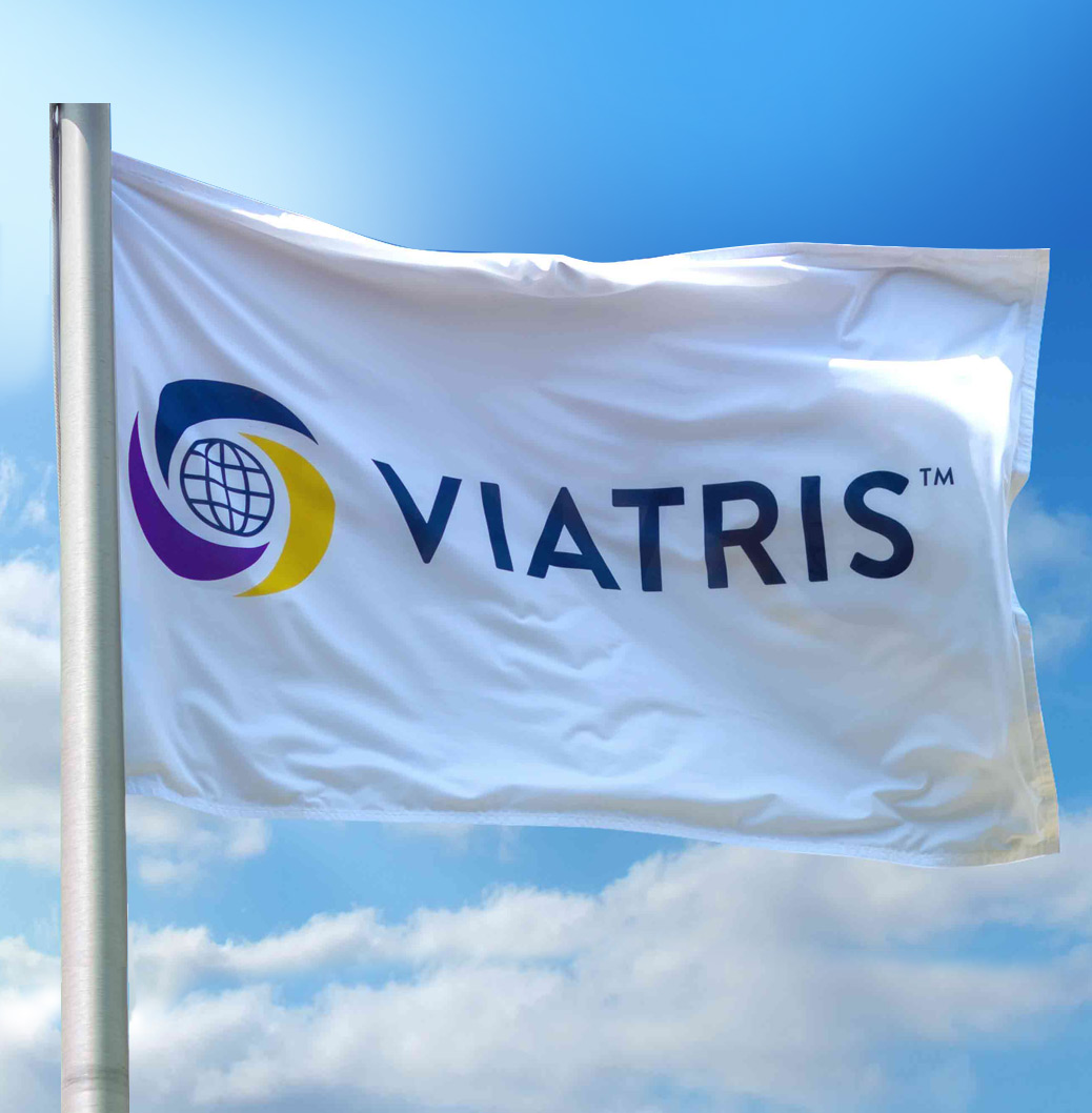 Das Bild zeigt eine weiße Flagge mit dem Logo von Viatris im Wind vor blauem Himmel